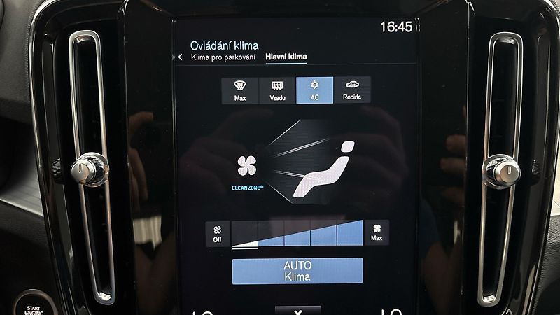 Volvo XC40 2.0 T3 AUT Momentum Pro - fotka 25 z 27