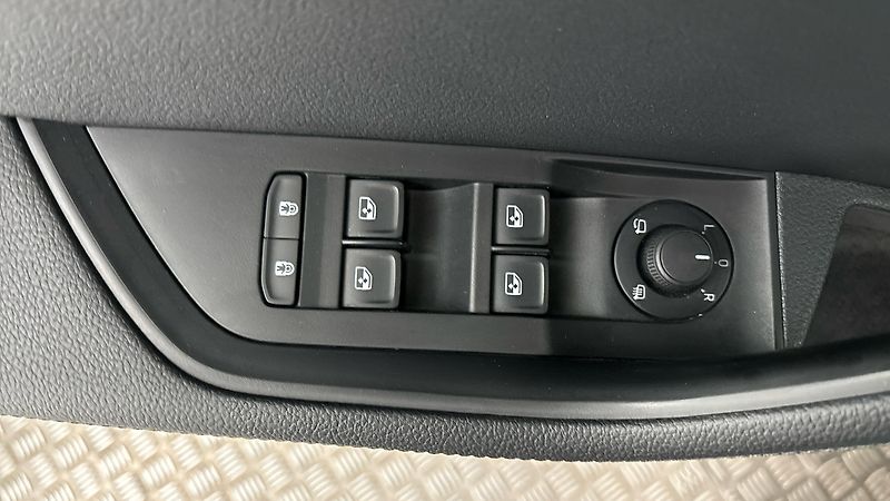 Škoda Superb 2.0 TDI DSG 4x4 Style Combi - fotka 23 z 31