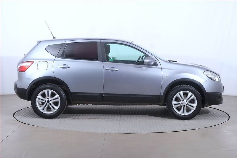 Nissan Qashqai (2010) 1.6, Navi, Tempomat - fotka 6 z 18