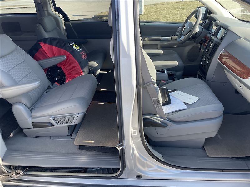Chrysler Town & Country 3,8 i V6 RT LPG Automat 7míst - fotka 13 z 34