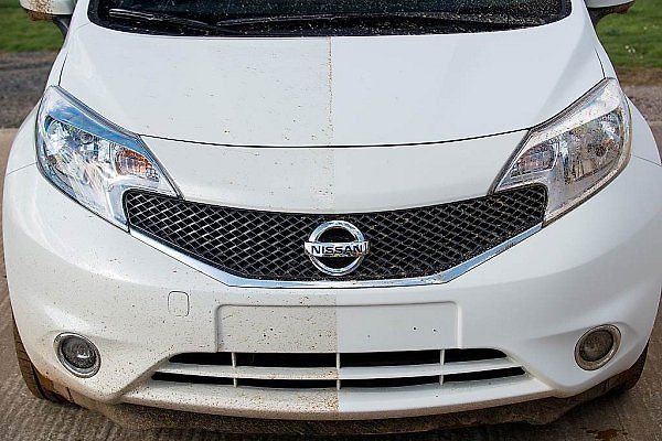 Nissan vyvinul prototyp vozu s nanolakem, který odpuzuje špínu.