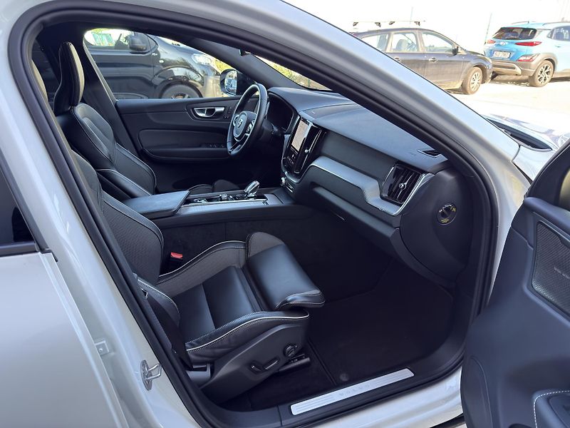 Volvo XC60 B5 AWD // PLUS DARK // 1.maj.  - fotka 15 z 44