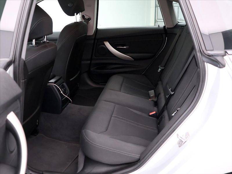 BMW Řada 3 2,0 320d 140kW xDrive CZ Sport - fotka 14 z 37