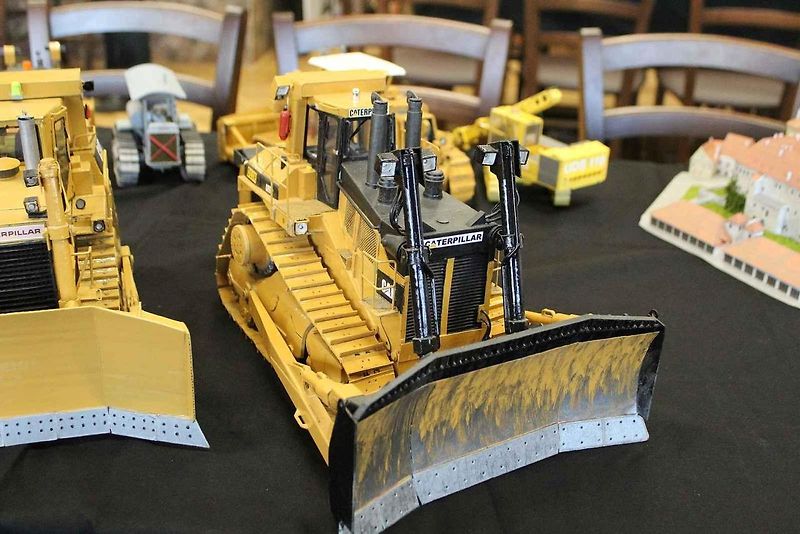 Papírový model buldozeru Caterpillar.