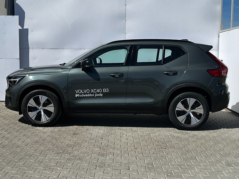 Volvo XC40 PLUS DARK B3 120kW - fotka 10 z 24
