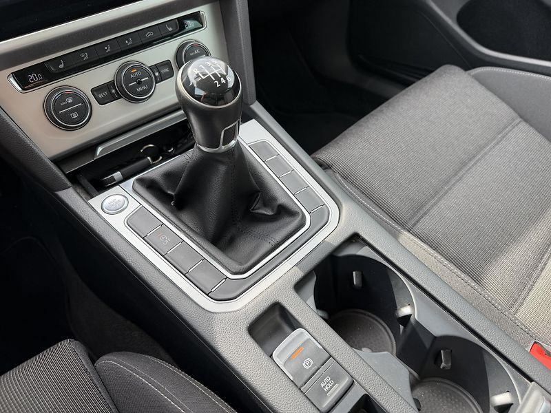 Volkswagen Passat 2.0 TDI MASÁŽ NAVIGACE 2X KOLA - fotka 27 z 40