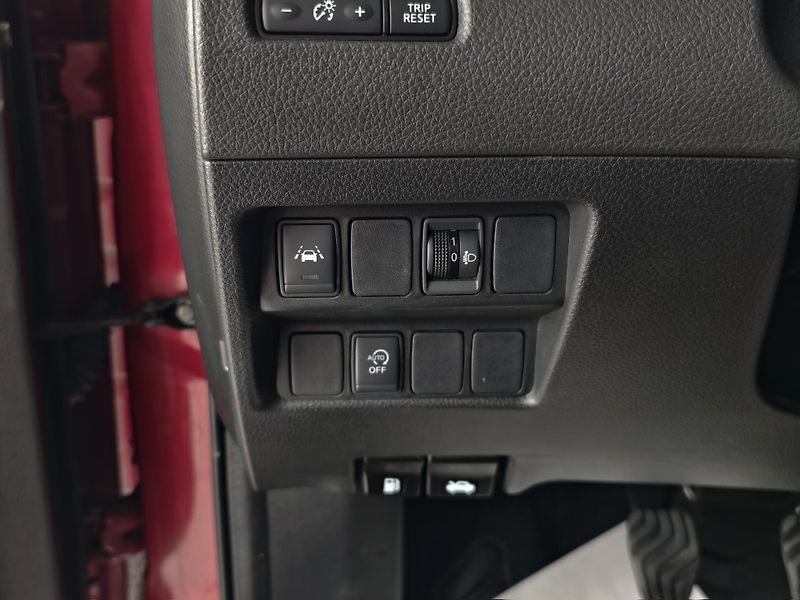 Nissan Qashqai 1.3 DIG-T 103kW KAMERA, PANO - fotka 23 z 25