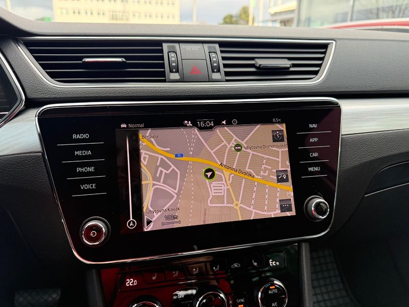 Škoda Superb Ambition 1.4 TSi 160kw Combi P - fotka 12 z 24