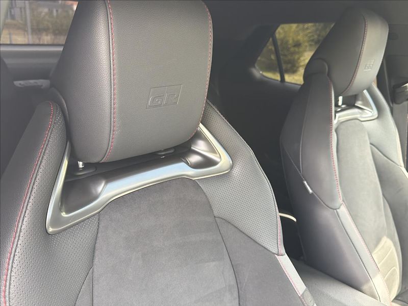 Toyota C-HR 2,0 Hybrid E-CVT AWD GR Sport - fotka 15 z 32