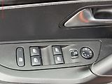 Peugeot 2008 (2020) 1.2 PT, GT Line, LED, navi - náhled 13