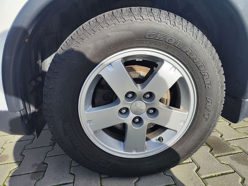 Mitsubishi Outlander 2.2 DI-D/110kW 4x4,7 Míst - fotka 34 z 36