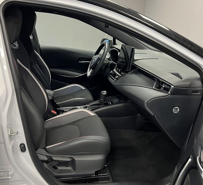 Toyota Corolla 2.0 Hybrid AT GR SPORT DYNAMIC - fotka 9 z 17