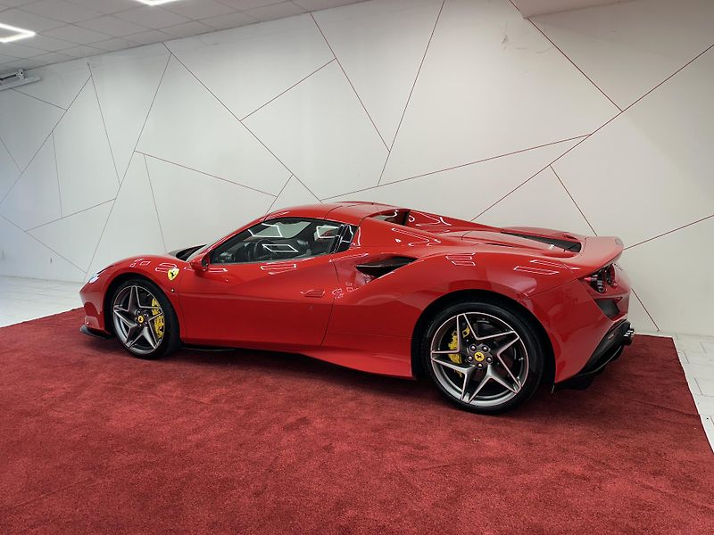 Ferrari F8 (2022) Spider*LIFT*DISPLAY*TEMPOMAT - fotka 6 z 18