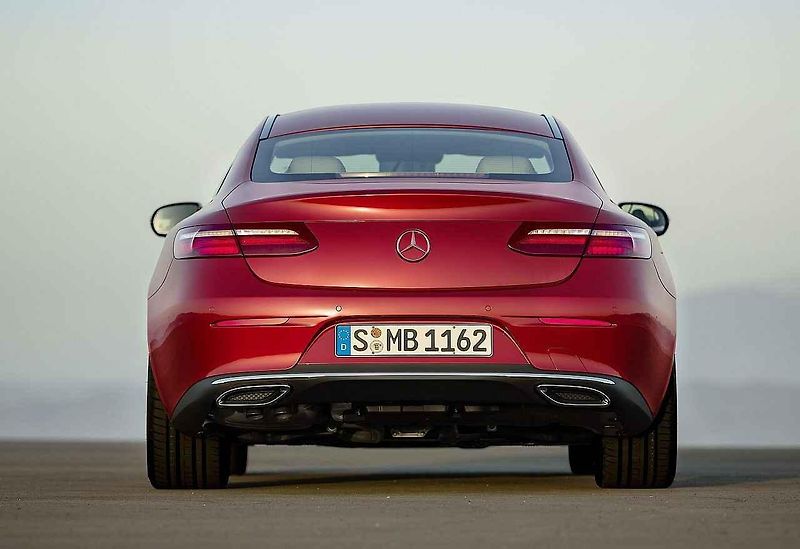 Mercedes-Benz třídy E Coupé.