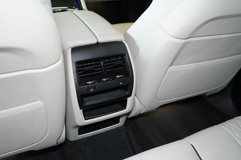 BMW X6 30d xDrive, Vzudch, Masáž - fotka 45 z 47