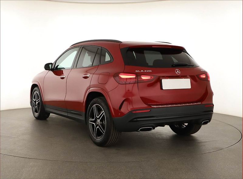 Mercedes-Benz GLA (2025) 220 4MATIC - fotka 4 z 23