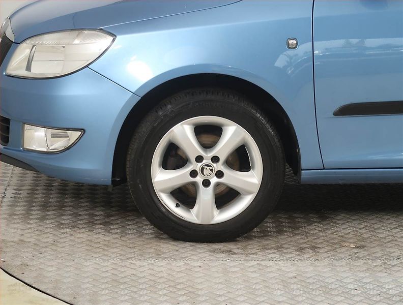 Škoda Fabia (2013) 1.2 12V, po STK, plně pojízdný - fotka 14 z 15