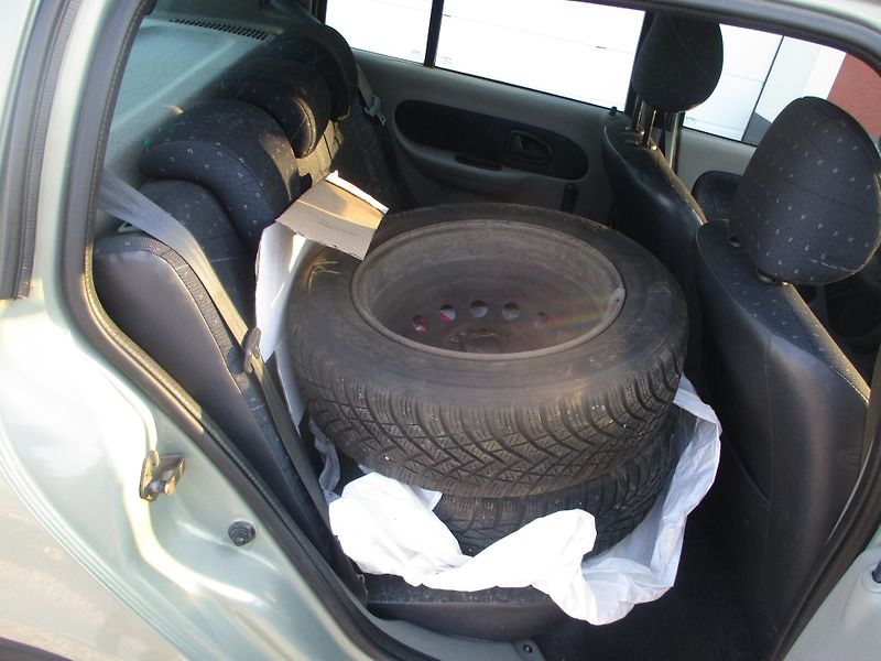 Renault Clio 1.2i ČR +sada kol - fotka 12 z 23