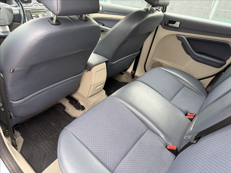 Ford Focus 1.6 Ghia - fotka 13 z 16