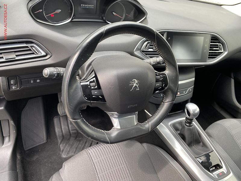 Peugeot 308 (2019) 1.2PT, Allure, navi - fotka 12 z 15