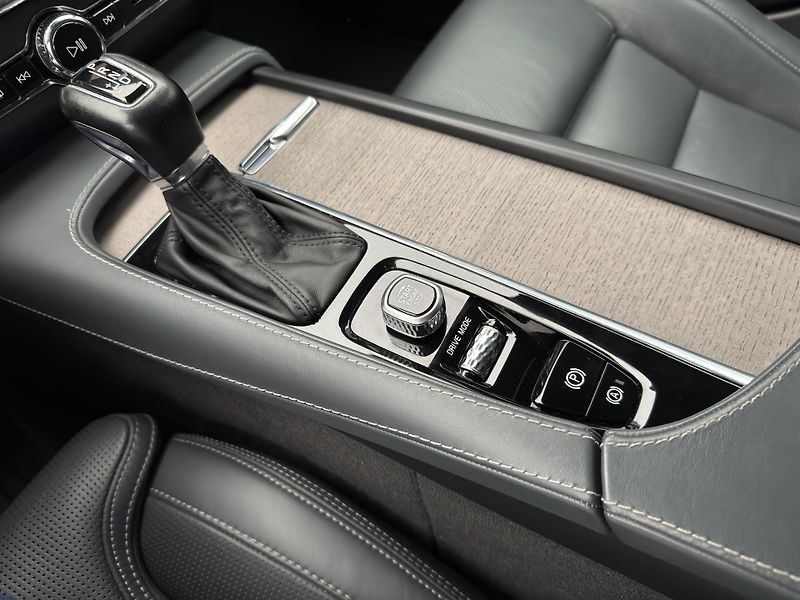 Volvo V90 CC D4 AWD PRO AUT - fotka 30 z 52