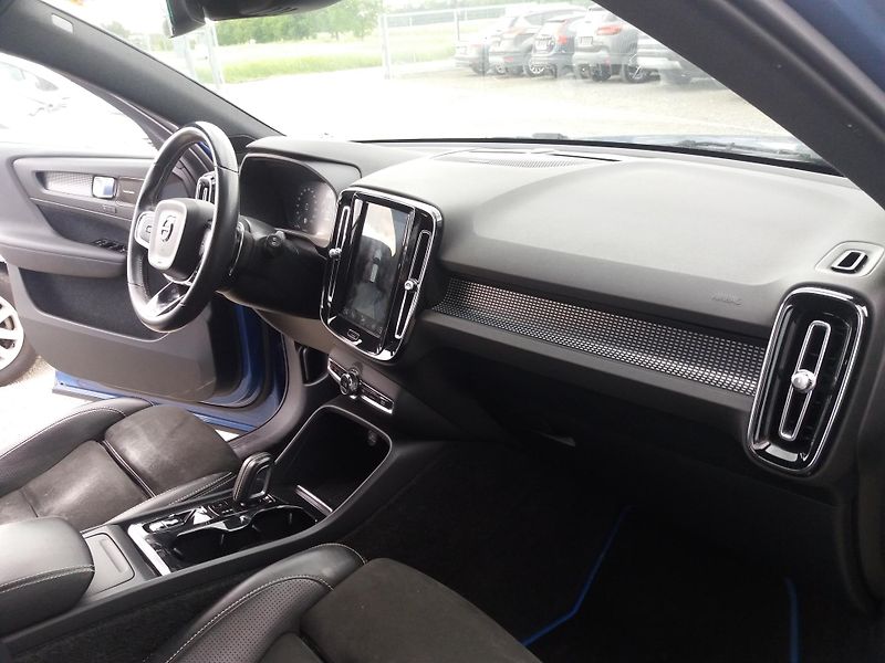 Volvo XC40 2.0D4,140kW,AWD R- DESIGN !! - fotka 12 z 23
