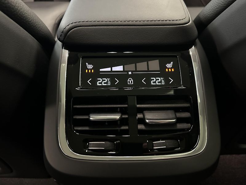Volvo V60 (2025) ULTRA DARK DCT LED Panora HUD - fotka 32 z 43