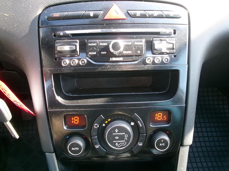 Peugeot 308 (2013) SW 2,0HDI NAVI AC BT TEMP - fotka 19 z 28