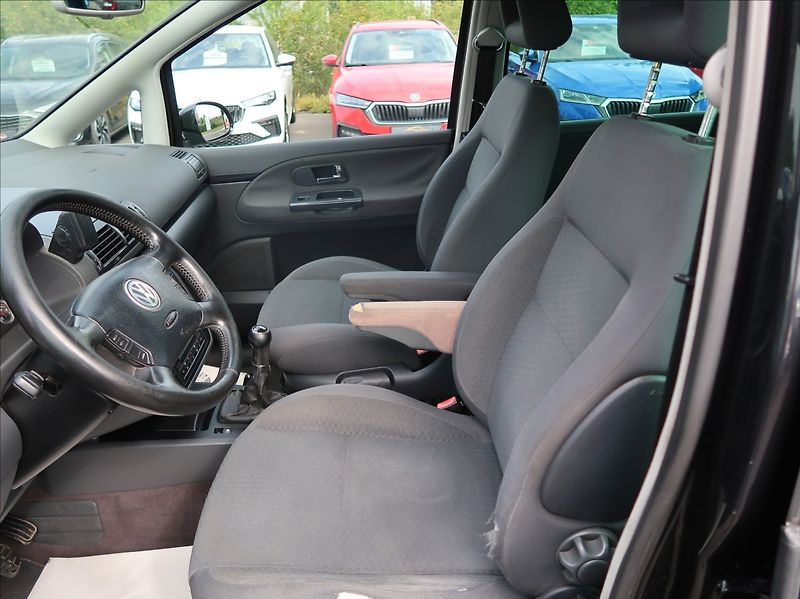 Volkswagen Sharan 1,9 TDi,96kW,7míst,aut.klima - fotka 11 z 24