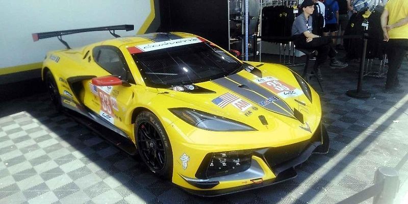 Zážitek na celý život si z jubilejního závodu 24 hodin Le Mans odvezli automodeláři z Mostu. Malé a velké Porsche podruhé.