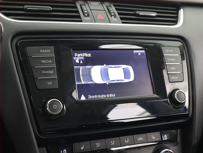 Škoda Octavia (2014) Style 1.6 TDI, Xenony - fotka 21 z 22