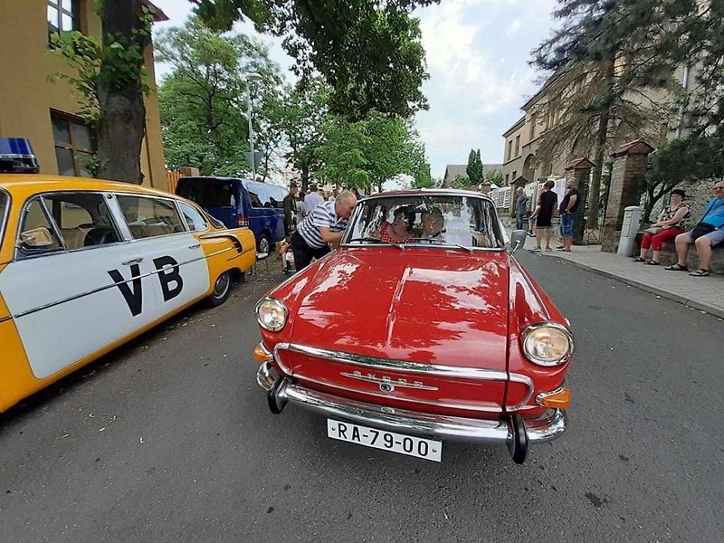 Do Hříškova dorazil na jubilejní veteránský sraz rekordní počet vozidel.