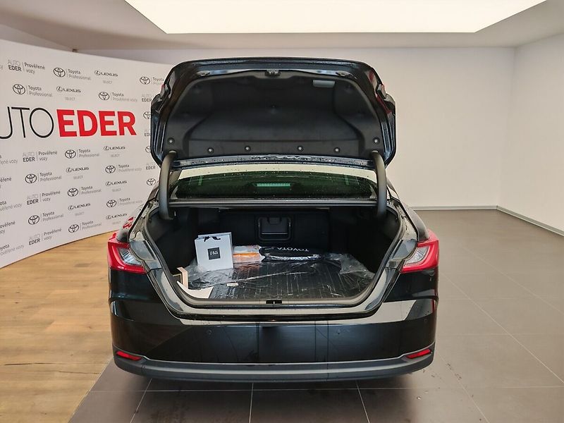 Toyota Camry 2.5 Hybrid Executive - fotka 7 z 39