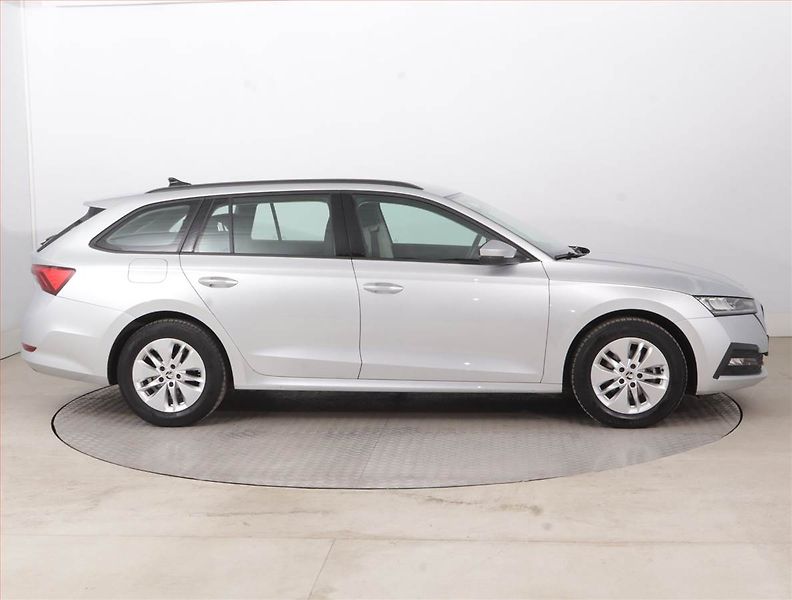 Škoda Octavia (2023) Ambition 2.0 TDI, ČR,1.maj - fotka 6 z 15