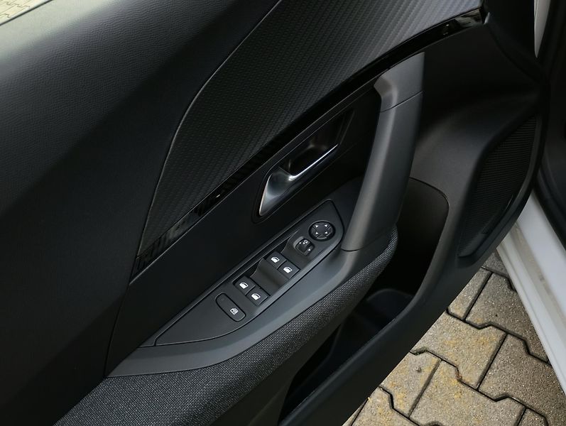 Peugeot 2008 STYLE PureTech 100 S&S MAN6 - fotka 20 z 24