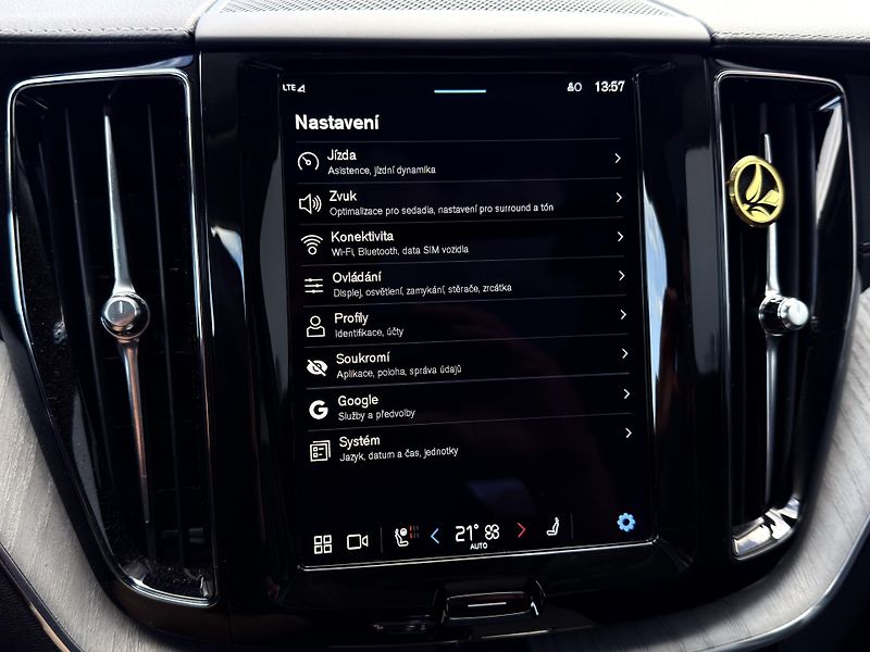 Volvo XC60 T8 AWD RECH.*ULTRA DARK + kola - fotka 37 z 51