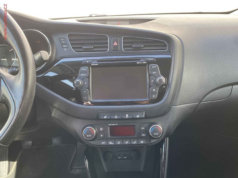 Kia Ceed (2015) 1.6 GDi, Exclusive, navi, - fotka 12 z 19