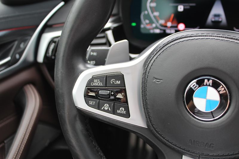 BMW Řada 5 M550i xDrive Sedan - fotka 13 z 28
