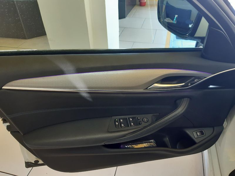 BMW Řada 5 520d XDRIVE M-PAKET - fotka 22 z 32