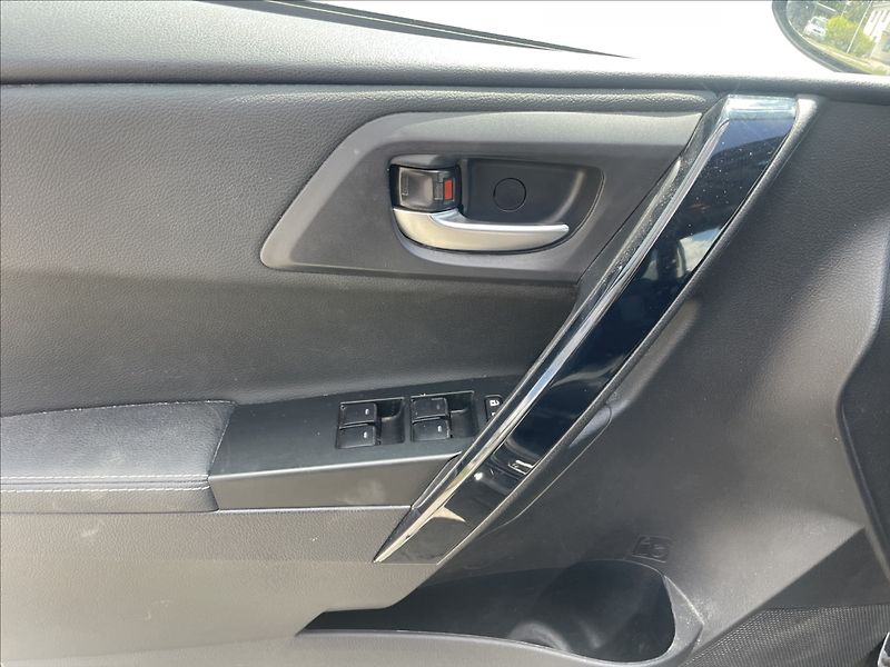 Toyota Auris 1,8 i 73kw Hybrid e-CVT bez ko - fotka 27 z 40