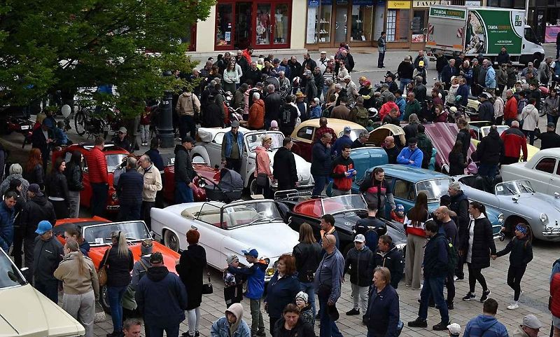 Tradiční sraz autoveteránistů na náměstí T. G. Masaryka v Prostějově. 18. května 2025