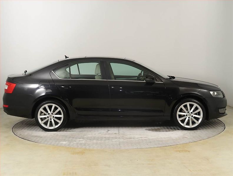 Škoda Octavia (2013) Elegance 1.8 TSI, Serv.kniha - fotka 6 z 23