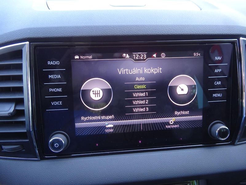 Škoda Karoq 1.5TSi DSG taž.zař. Plná nádrž - fotka 45 z 50