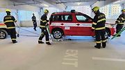 Cvičení hasičů v novém nadzemním parkovacím domě v Táboře při simulovaném požáru elektromobilu.