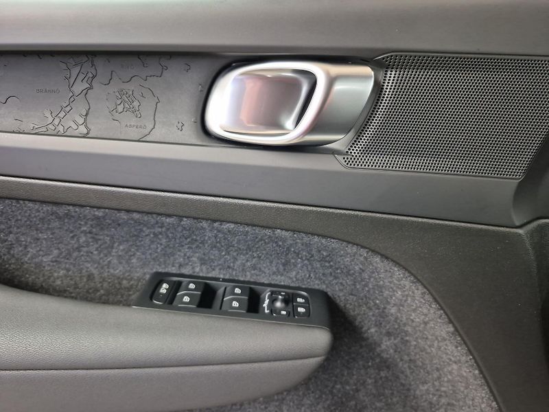 Volvo XC40 Recharge 82kWh Twin Motor Plus - fotka 15 z 15