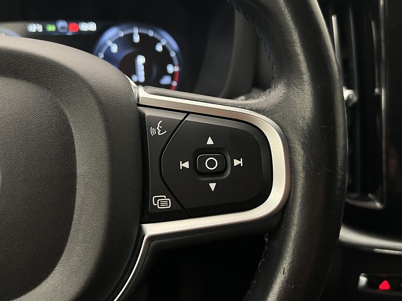 Volvo XC60 D4 AWD MOMENTUM AUT CZ - fotka 22 z 39