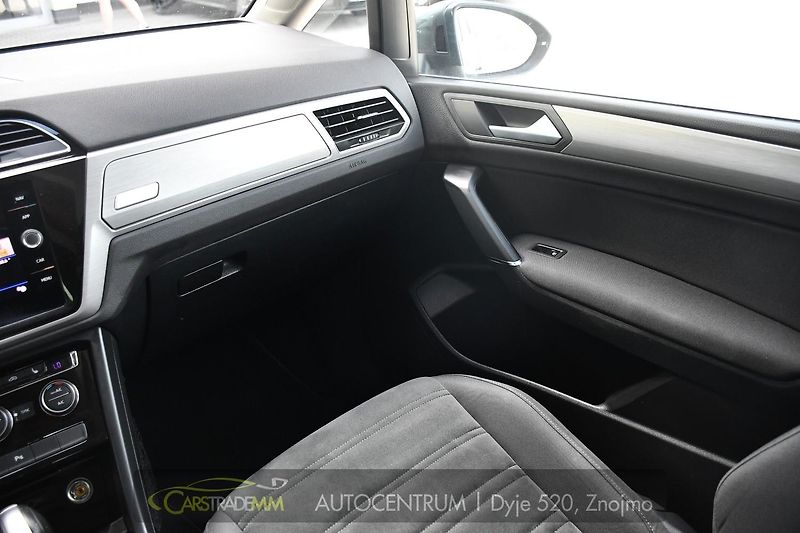 Volkswagen Touran 2.0TDi DSG TAŽNÉ 2xKOLA  - fotka 25 z 52