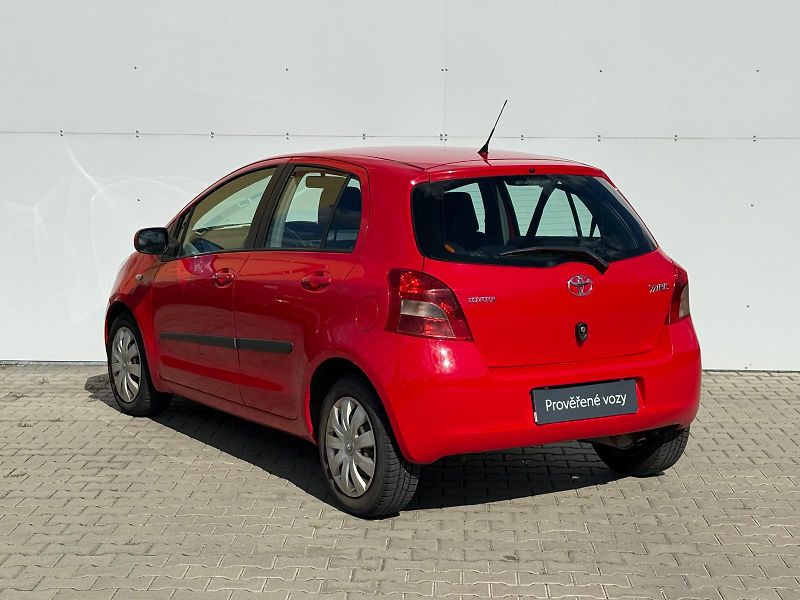 Toyota Yaris 1.3 VVT-i 64kW - fotka 7 z 26