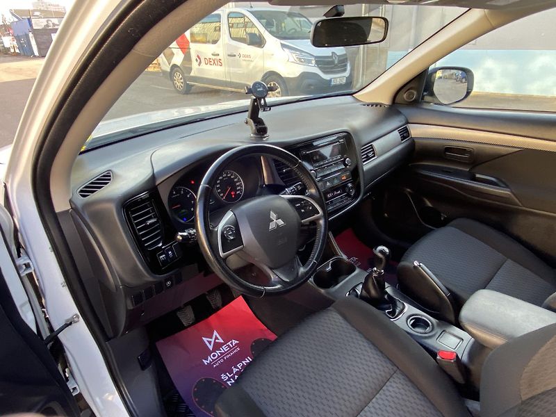 Mitsubishi Outlander (2014) 2,0i - Invite - 1 Majitel - fotka 16 z 42