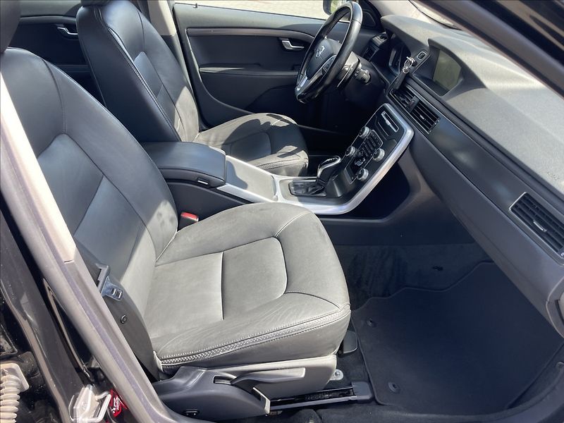 Volvo XC70 2,4 D5 Geartronic Momentum AWD - fotka 12 z 35